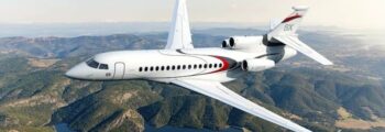 Jet privé Challenger 604 en vol dans les nuages