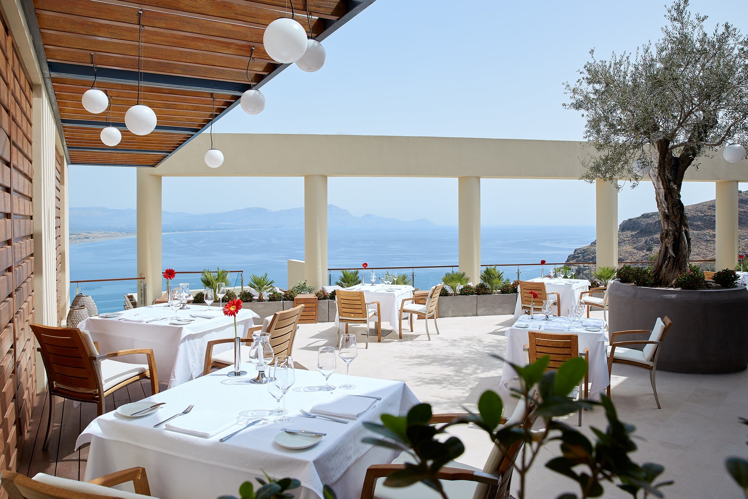 Restaurant en plein air à Rhodes, vue sur mer