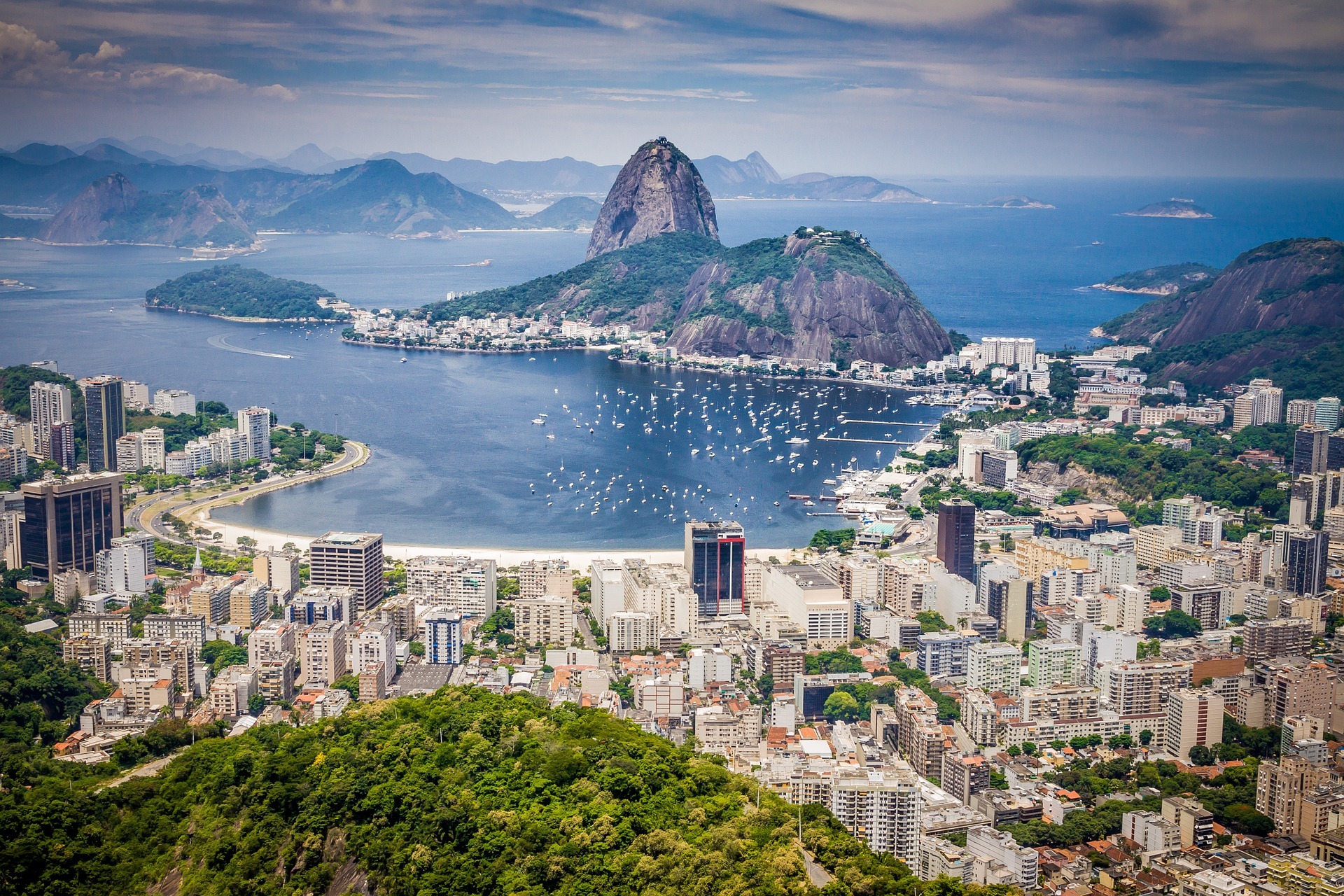 Vue aérienne Rio de Janeiro, baie, montagne.