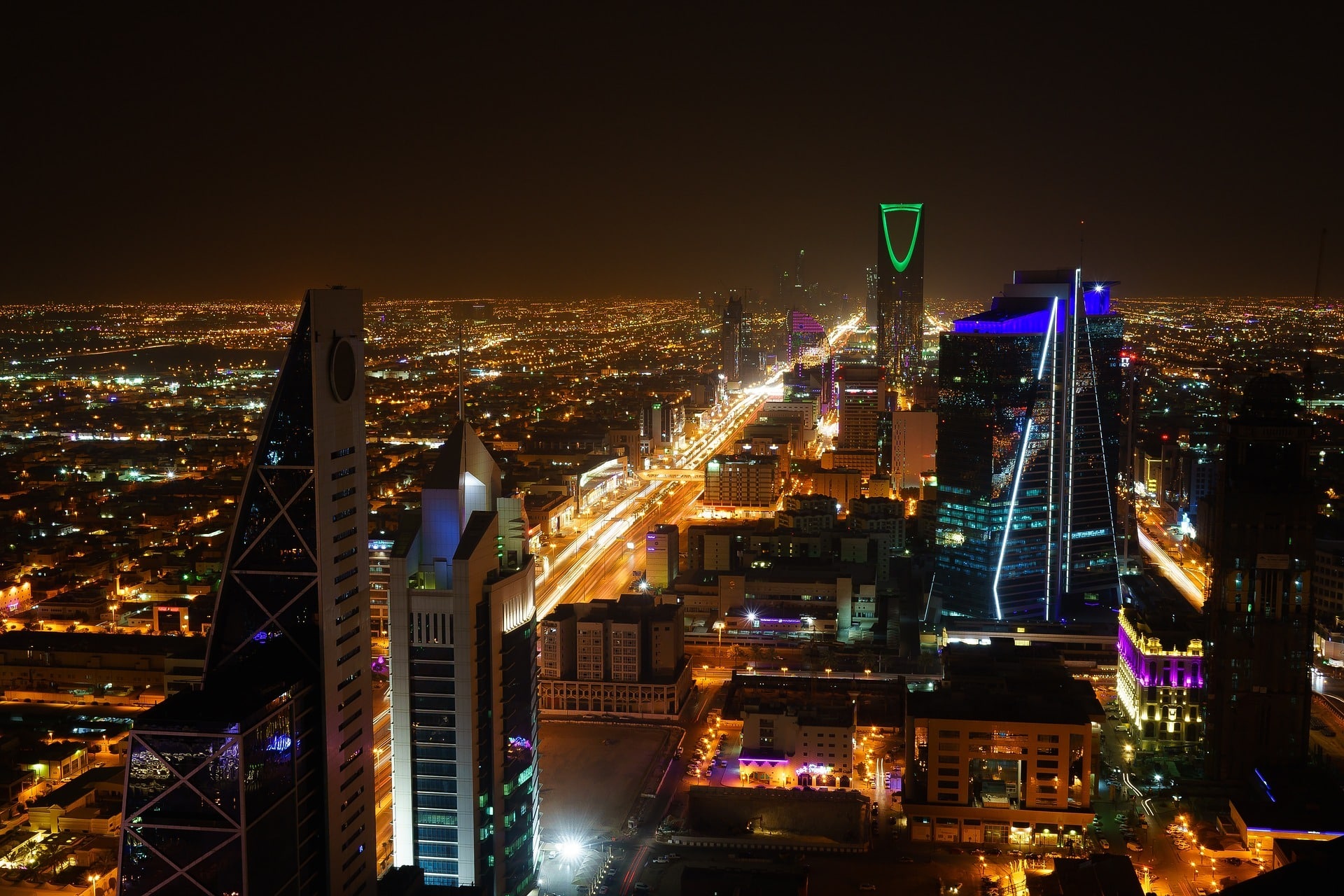 location de jet privé - Vue aérienne nocturne Riyad illuminée.