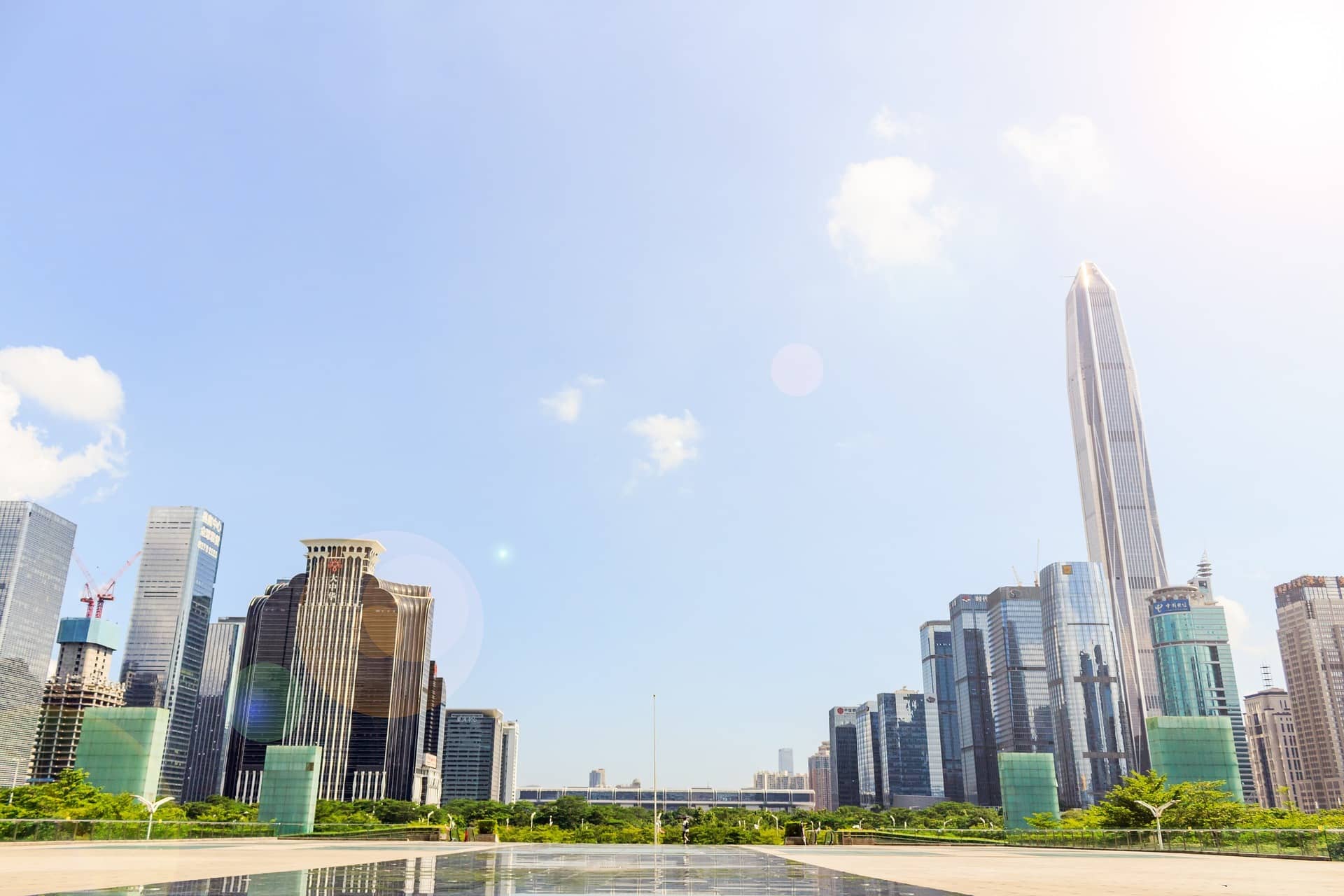 Skyline de Shenzhen avec gratte-ciel et reflets au bord de l’eau.