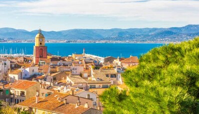 Helikopterflyvning over Saint-Tropez-bugten