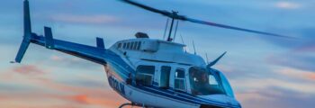 Hélicoptère H160 en vol au dessus des montagnes