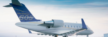G550 jet privé en vol au dessus des nuages au couché de soleil
