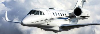 G550 jet privé en vol au dessus des nuages au couché de soleil