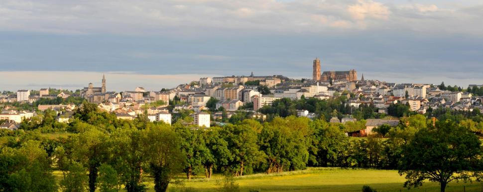 Rodez Aveyron vue panoramique sous un ciel partiellement nuageux.