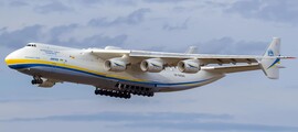 Avion cargo Super Guppy en train de décoller