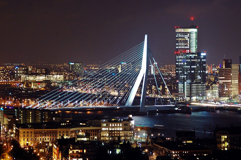 Vue nocturne du pont Érasme illuminé à Rotterdam.