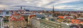 Vue panoramique sur la ville, mur historique avec montagnes.