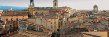Amphithéâtre romain de Nîmes, vue aérienne ville méditerranéenne dense.
