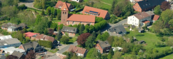 Rodez Aveyron vue panoramique sous un ciel partiellement nuageux.