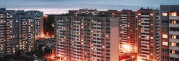 building blanc et barrières bleues