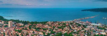 Auch, village pittoresque reflété dans la rivière paisible.