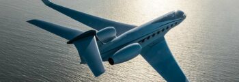 Jet privé Challenger 604 en vol dans les nuages