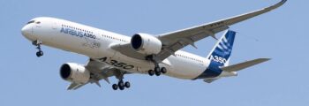 location jet privé, Avro RJ 85 à queue marine qui atterrit.