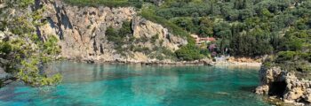 Destination de rêve Mykonos : vue côtière pittoresque.