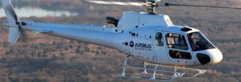Hélicoptère H160 en vol au dessus des montagnes