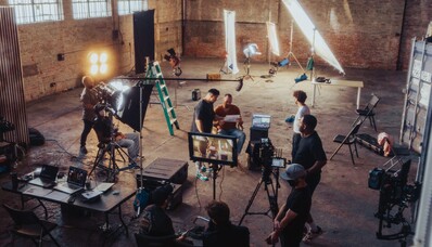 Transport af filmhold og produktionsudstyr: brug privatflyvning.