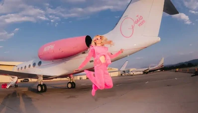 Sliv Air: Paris Hilton underskriver en Gulfstream i sit eget billede
